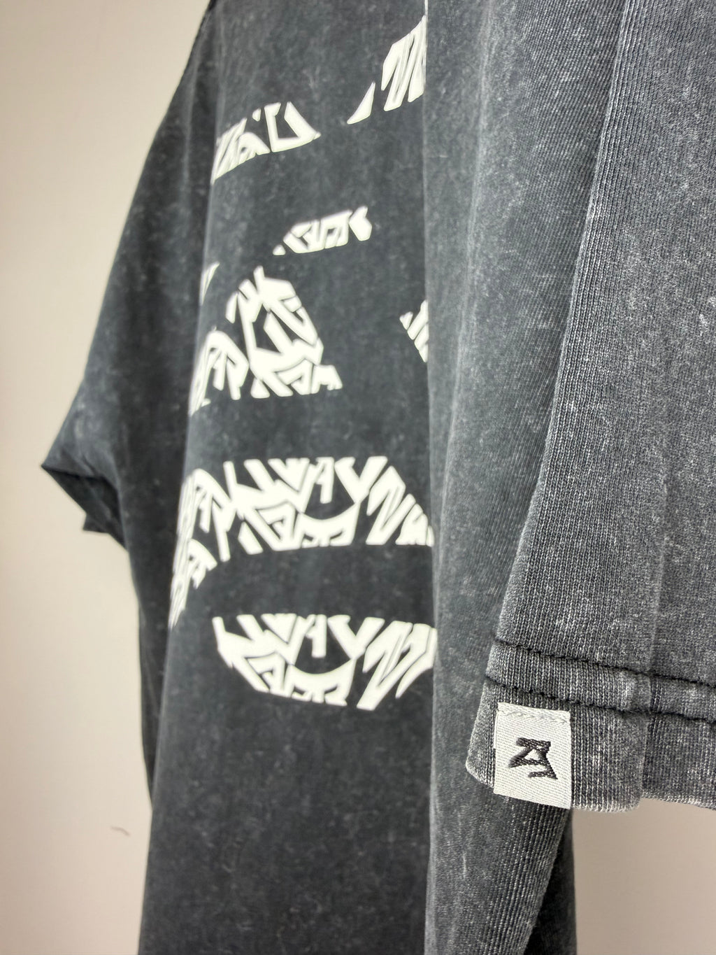 BORDADO // Negro Stonewash